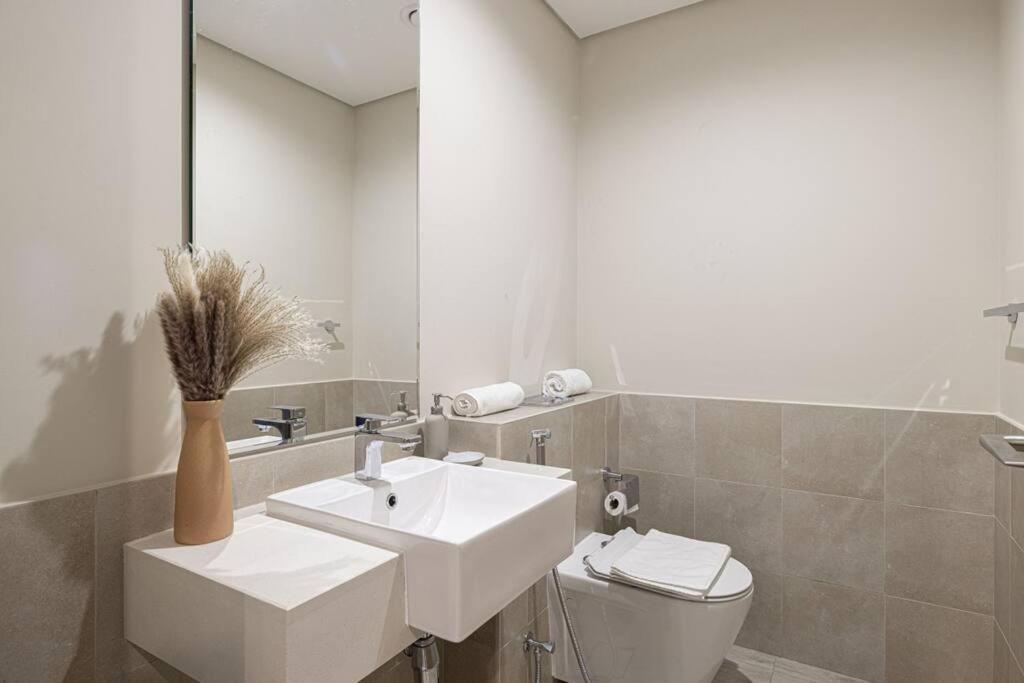 Chic 2 Bed Near Trade Centre With 5 Star Amenities Dubai Exterior foto
